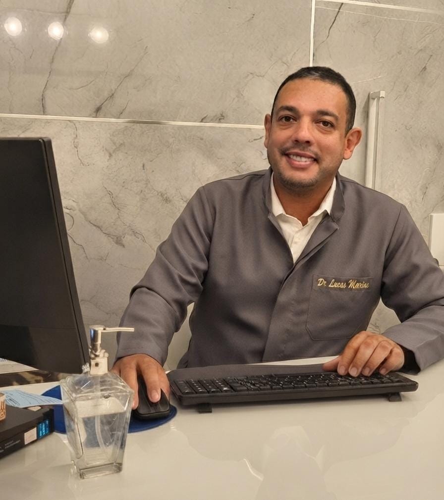 Dr. Lucas Moreira em seu consultório